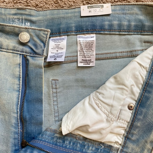 NWT Women’s Time And Tru Straight Cropped Jeans - Picture 4 of 5